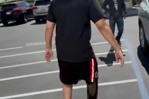 是位優(yōu)秀的父親！此前因糖尿病截肢的球爹，首次嘗試用假肢走路~