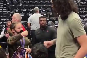 他真的我哭死??小球迷此前拿出追夢踢蛋照，亞當斯竟照簽不誤！