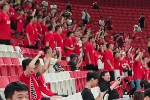 蘇超給力！實拍：蘇超鹽城啦啦隊為上海海港亞冠比賽加油助威??