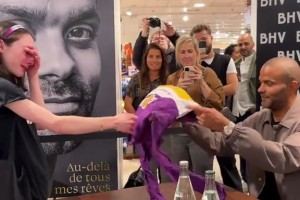 女球迷拿湖人球衣給帕克簽名 帕克沒哭小妹妹先哭了??????