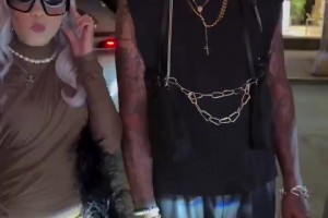 還是一樣潮！網(wǎng)友街頭偶遇羅德曼：這哪里像64歲的大爺??？