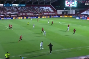 天外飛仙??！巴乙后衛(wèi)邊路直接起腳，皮球劃過完美弧線打入死角