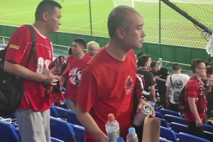 這才是中國球迷該有的素質(zhì)！蓉城遠征軍賽后退場自覺帶走垃圾