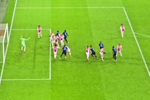 現(xiàn)場實拍小圖拉姆頭球破門：話說用克拉森盯防小圖是認(rèn)真的嗎??