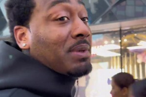 沃爾閃現(xiàn)北京三里屯：航空公司給我行李弄丟了，來買點(diǎn)衣服