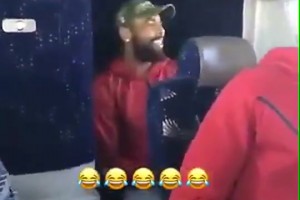 誰還記得這一幕？詹姆斯昔日傾情演唱生日歌，令壽星歐文靦腆一笑