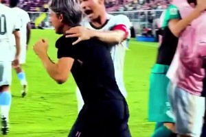 因扎吉遭遇本方球員鎖頭暴擊！場面竟然一時間十分歡樂！