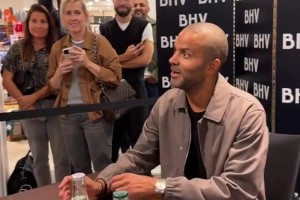 女球迷拿著湖人球衣讓馬刺名宿帕克簽名，哭得梨花帶雨的！