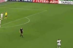 原來是不滿換人！球員暴力解圍，球直接打到助教的換人牌上！