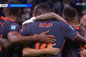 運氣不錯！奧古斯托打門擊中對方防守球員彈入球網(wǎng)