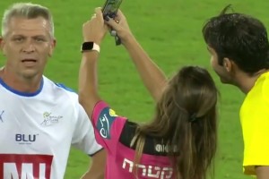 卡卡經(jīng)典瞬間！女裁判向其出示黃牌后與其合影自拍