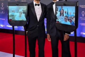 金球典禮上的藍黑元素：索默和鄧弗里斯盛裝出席??