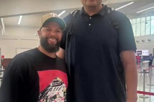 當年被爵士淘汰是火密永遠的痛！德隆曬照，和姚明在機場合影