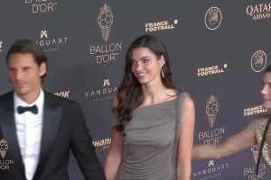 索默攜妻子走金球獎紅毯，妻子居然比索默還高啊！