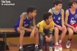 看看小時候的文班是怎么打球的，真是瞎眼都可見的身體天賦啊??