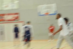 韋斯特球場(chǎng)外乞討，好心的球迷給了他20美元