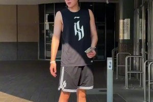 新賽季即將開始，楊瀚森來到球迷商店買點(diǎn)新裝備???