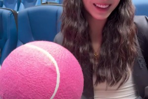 怎么帶綠帽子？??美娜現(xiàn)身中網(wǎng)現(xiàn)場：最愛網(wǎng)球擊球聲！