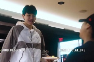 自信大方！楊瀚森抵達(dá)波特蘭紀(jì)錄片，與隊(duì)友&工作人員用英語交流