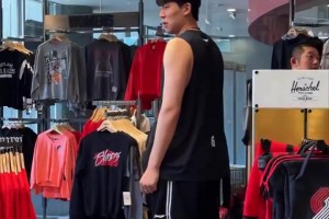 試戴帽子太搞笑！楊瀚森逛開拓者球迷商店：買16號(hào)球衣送人？