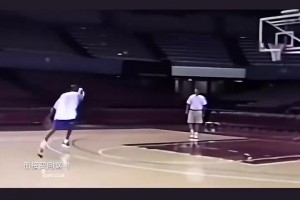 17歲的科比參加快船試訓(xùn)，命中率100%，左手三分跳投驚呆訓(xùn)練師。