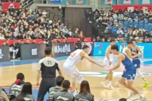 楊瀚森背打把135kg的李炎哲懟飛，網(wǎng)友說這是進(jìn)攻犯規(guī)？