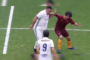 這個(gè)胖子帶球慢吞吞的，會(huì)踢球嗎？