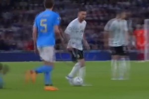 名場(chǎng)面！梅西被迪洛倫佐撞倒，全隊(duì)上來(lái)為隊(duì)長(zhǎng)出頭！