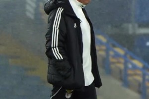 故地重游！穆里尼奧賽前獨(dú)自踩場(chǎng)斯坦福橋，滿眼熟悉皆過往