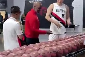 楊瀚森特別熟練地和比盧普斯打招呼，看來(lái)英語(yǔ)和社交能力都提升不少