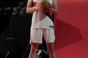 夏天苦練成果！楊瀚森媒體日拍攝定妝照，看起來(lái)確實(shí)結(jié)實(shí)了不少！