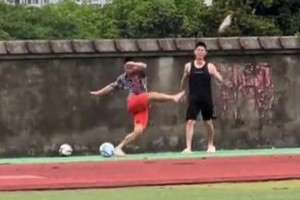 蘇超火爆！江蘇小伙看到足球就忍不住了，網(wǎng)友：本以為是高手??