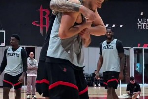 老弟給點面子！申京隔扣&顏射亞當斯 被海王鎖喉“裸絞”??