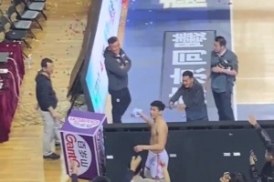 身材太棒了！名場面：林葳賽后送球衣遭球迷瘋搶！