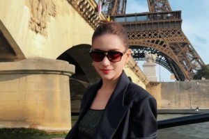 她是綠軍小老板的姐姐何超蓮，而我呢，是超窮??