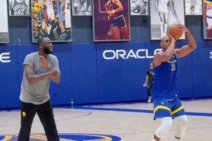 兩人都是撅腚投籃！??看到霍福德與追夢(mèng)一起訓(xùn)練，感覺還是有點(diǎn)不太真實(shí)