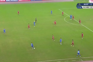 有點(diǎn)像那不勒斯包夾萊奧的架勢(shì)！南京隊(duì)遠(yuǎn)射高出橫梁