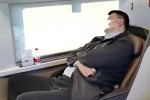 塊頭是大了一點點??姚明坐動車，這商務(wù)座感覺快撐不住了