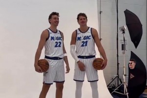 哥倆好！大瓦想牽小瓦的手結(jié)果被拒絕哈哈！