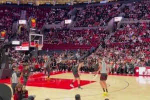 一柱擎天！楊瀚森籃下對(duì)克林根送上大帽，隨后過(guò)來(lái)又策應(yīng)助攻隊(duì)友得分！