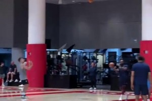 啊這？楊瀚森籃下卡位遭到克林根肘擊，倒地后緩緩起身！