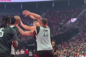 中鋒位置正面較量！楊瀚森利用腳步強(qiáng)吃克林根，碾到籃下得分！