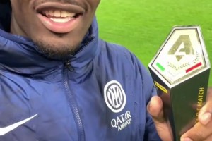 實(shí)至名歸！獨(dú)造四球的博尼賽后手持本場(chǎng)MVP獎(jiǎng)杯大喊：國(guó)米加油