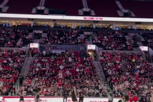 強(qiáng)勢(shì)回應(yīng)！楊瀚森擋拆順下，迎著克林根正面上籃打板2+1！