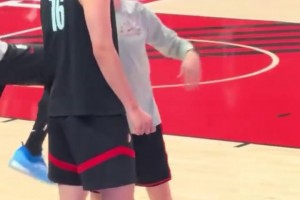 開拓者球迷日，楊瀚森和助教溝通，隨后興奮地開始熱身