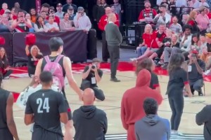 太老實(shí)了！楊瀚森全神貫注盯著啦啦隊(duì)的動(dòng)作，并認(rèn)真模仿跳了起來(lái)