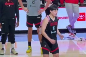 菜鳥待遇！楊瀚森背著粉色小書包跟著啦啦隊(duì)熱舞，隊(duì)友都捂著嘴笑