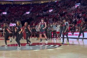 有種老實(shí)人豁出去的感覺！楊瀚森終究還是沒逃過背粉色小書包跳舞