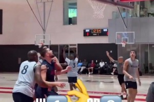 太可愛了??開拓者球迷嘉年華，楊瀚森背書包學(xué)跳舞