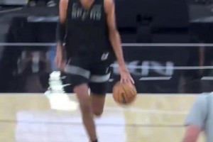 文班亞馬這一個(gè)回合看到三個(gè)球員影子！KD字母奧胖！